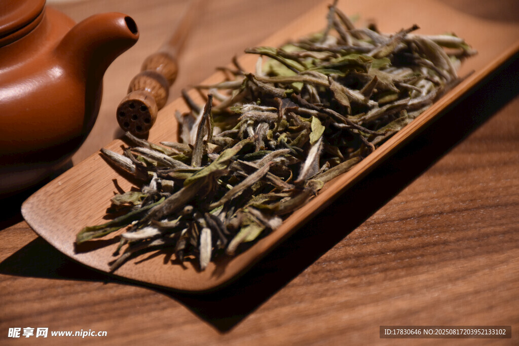 木制托盘上的清新茶叶