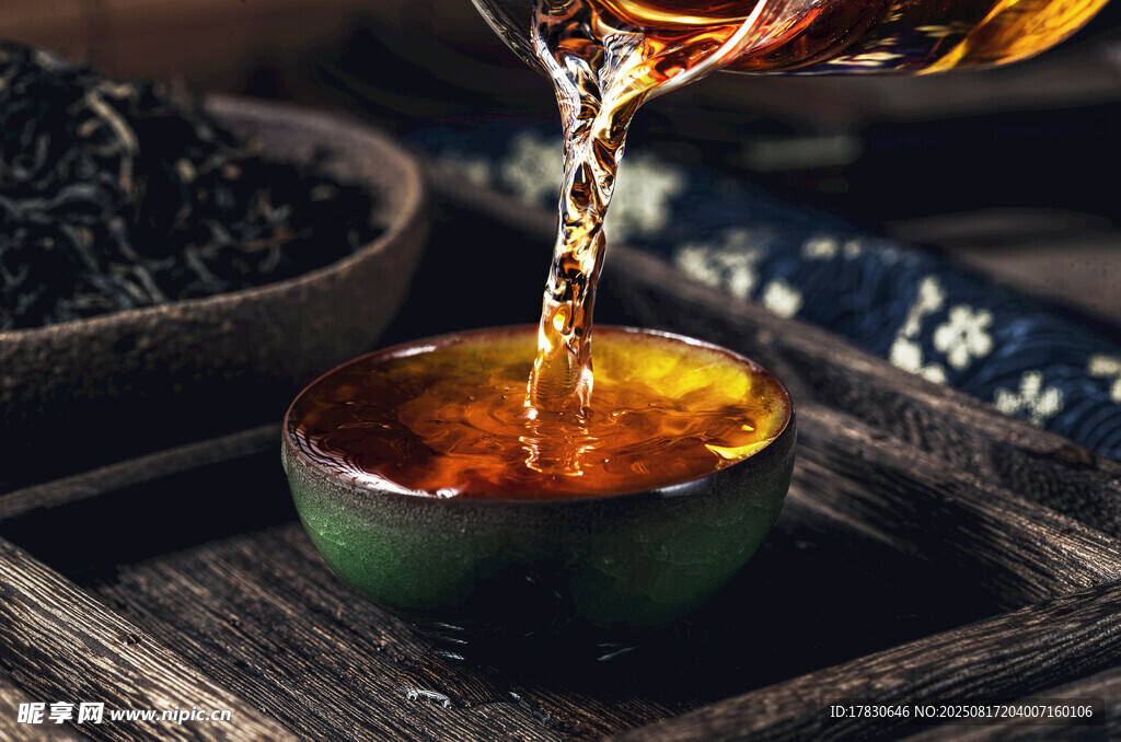 琥珀茶汤注入古朴茶盏
