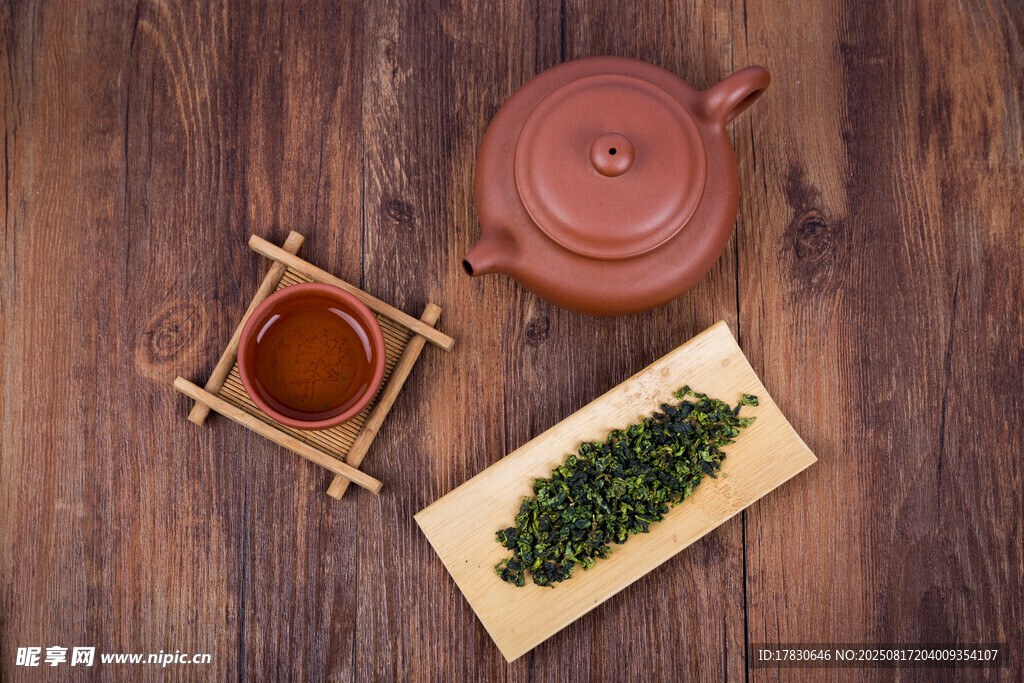 传统茶具与新鲜茶叶展示