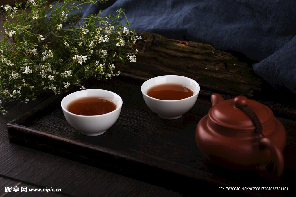 中式茶具与两杯热茶