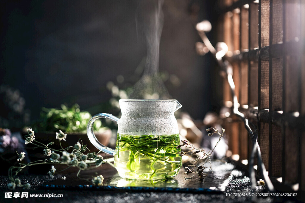 玻璃杯中泡着的清新绿茶