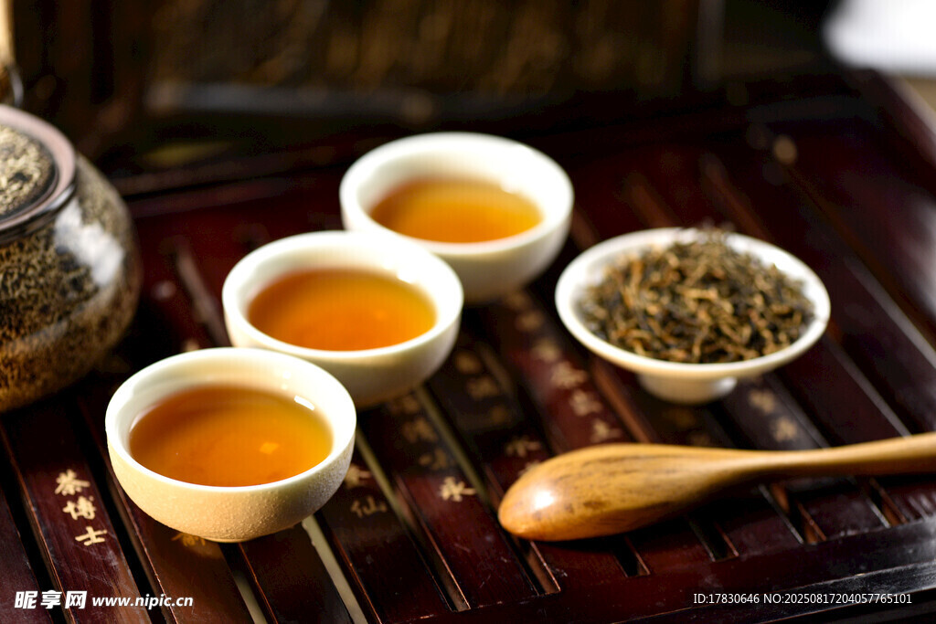 中式茶具与香茗展示