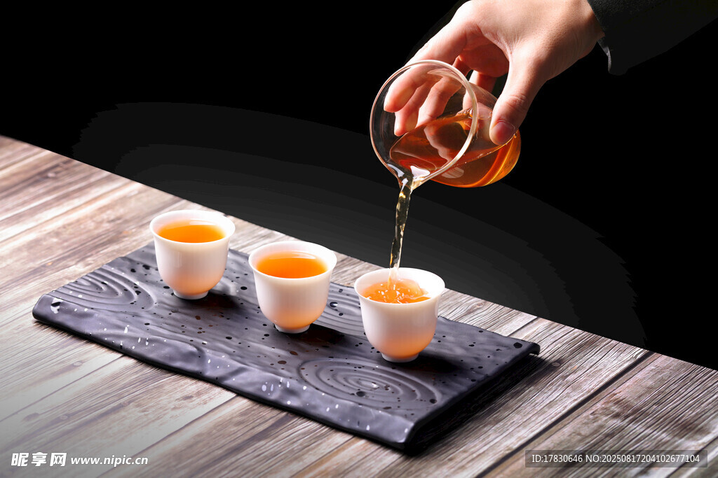 手斟香茗入杯韵致浓
