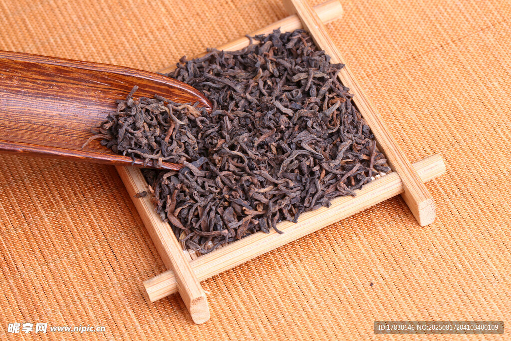 木制托盘上的茶叶与茶勺