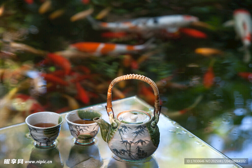 中式茶具旁的灵动锦鲤