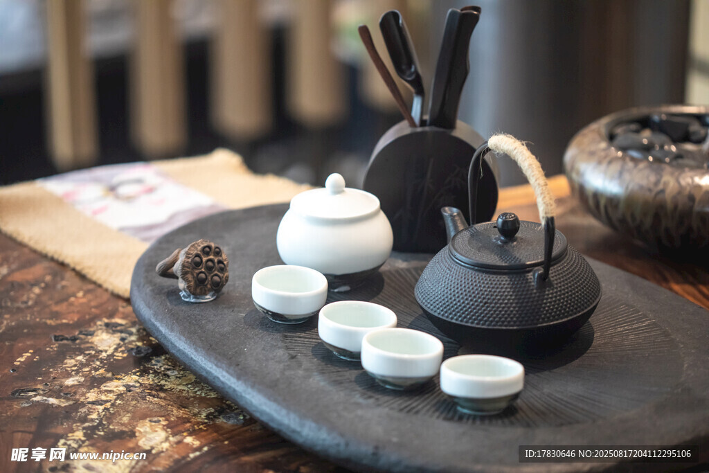 中式茶具摆设于古朴桌面