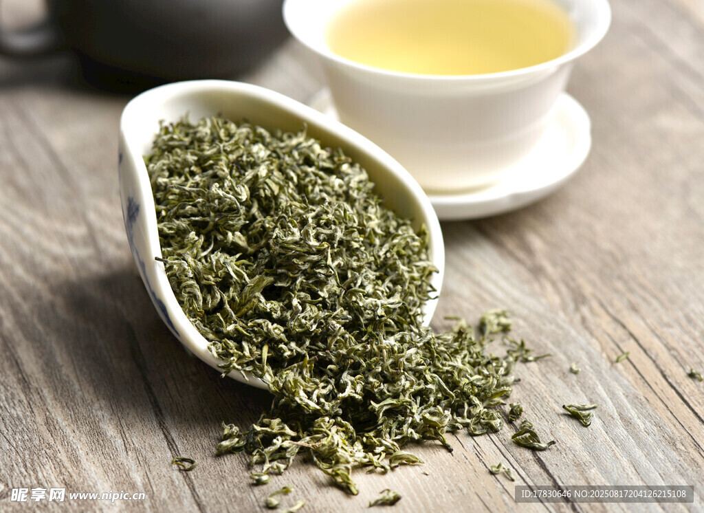 木勺中的清新绿茶茶叶