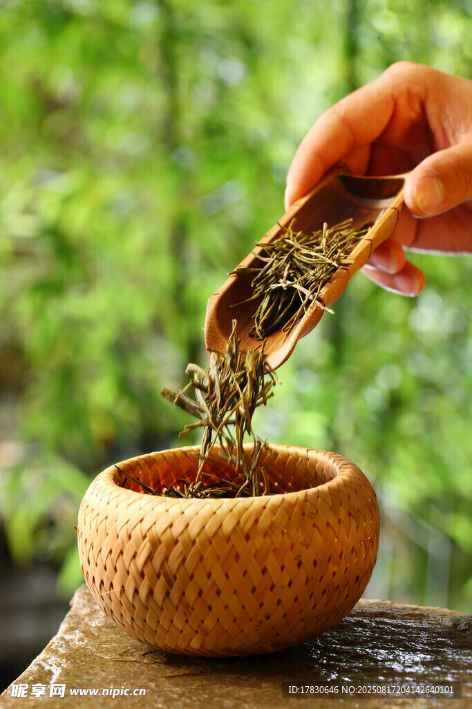 手舀茶叶入竹碗