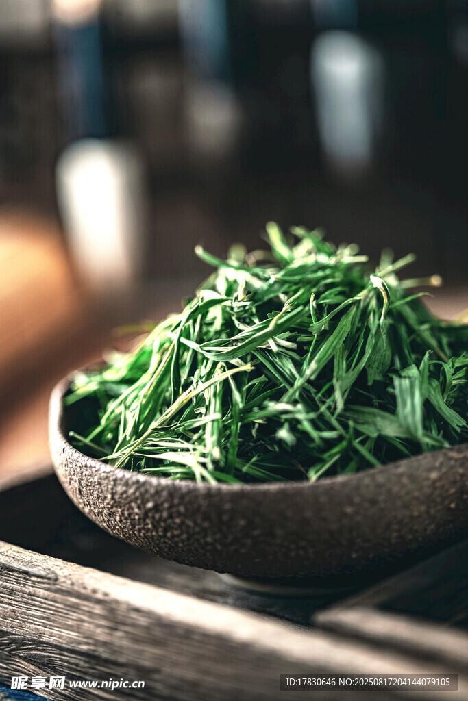 木碗中的鲜嫩茶叶