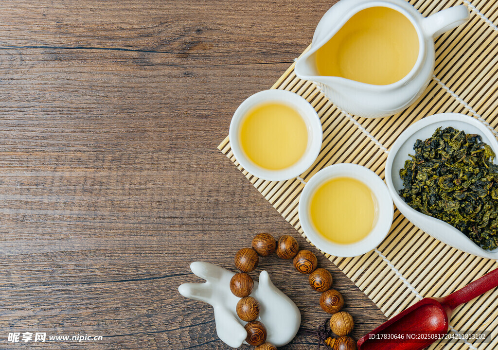 木质桌上的茶饮茶具组合