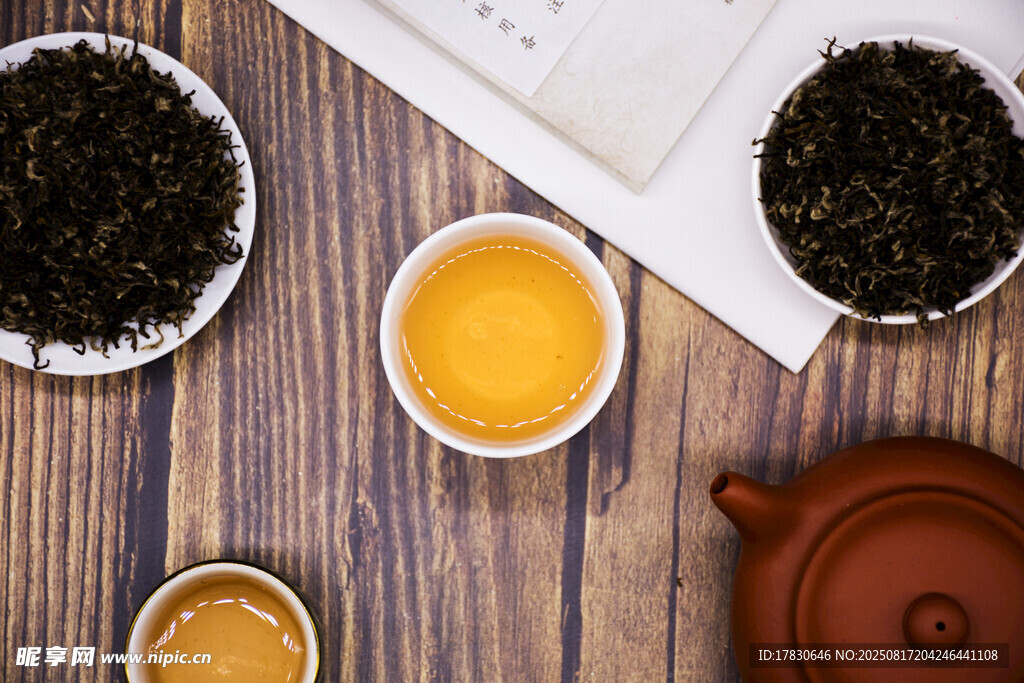 中式茶具与茶饮展示