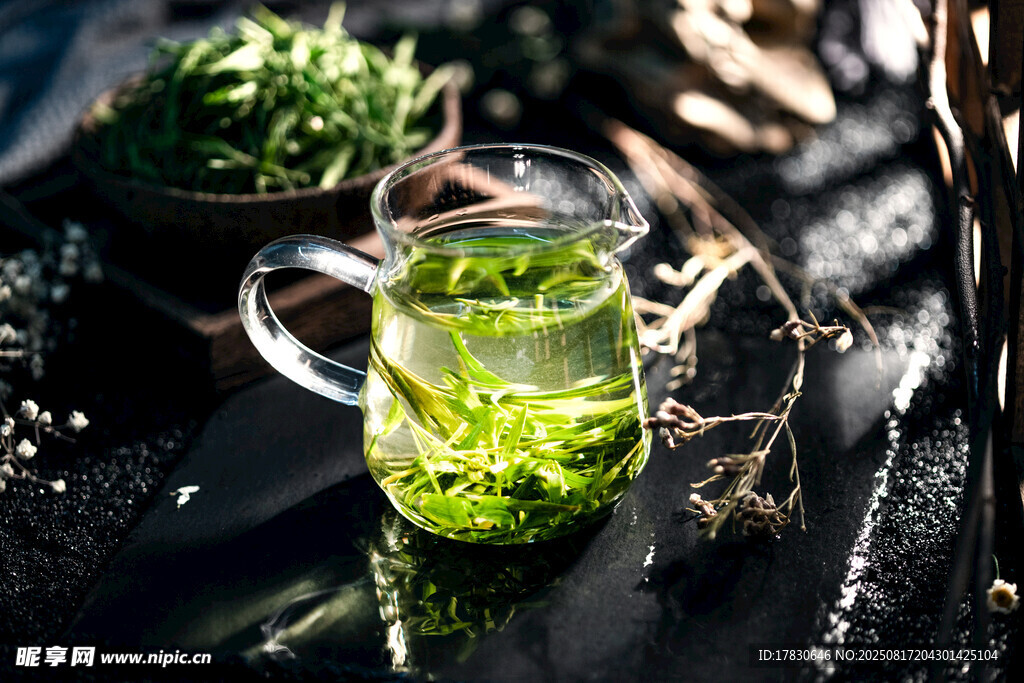 玻璃壶中的清新嫩绿茶叶