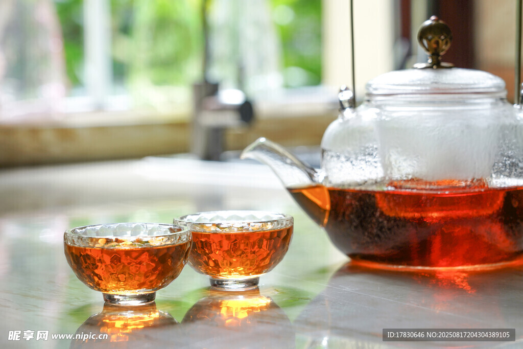 玻璃茶具中的香醇红茶