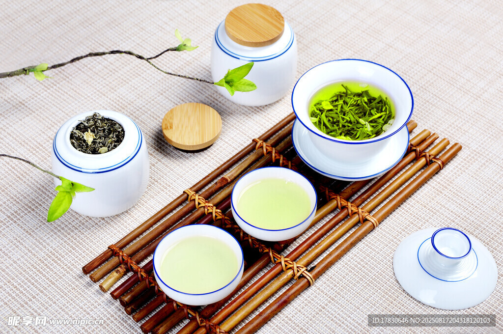 中式茶具与清新绿茶