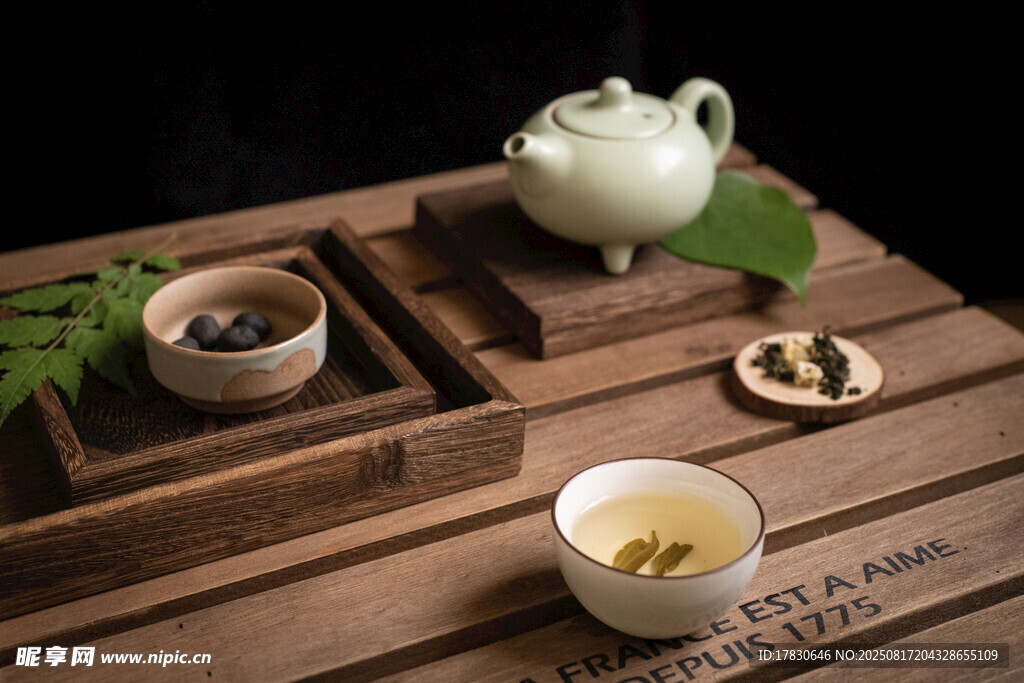 中式茶具与茶饮展示