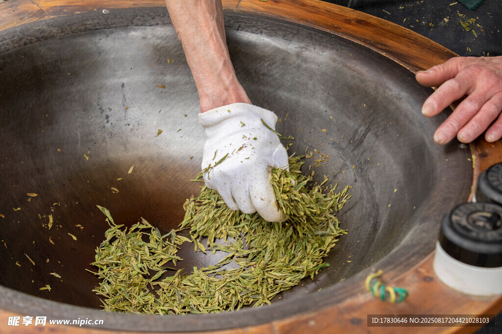 手工揉捻茶叶场景