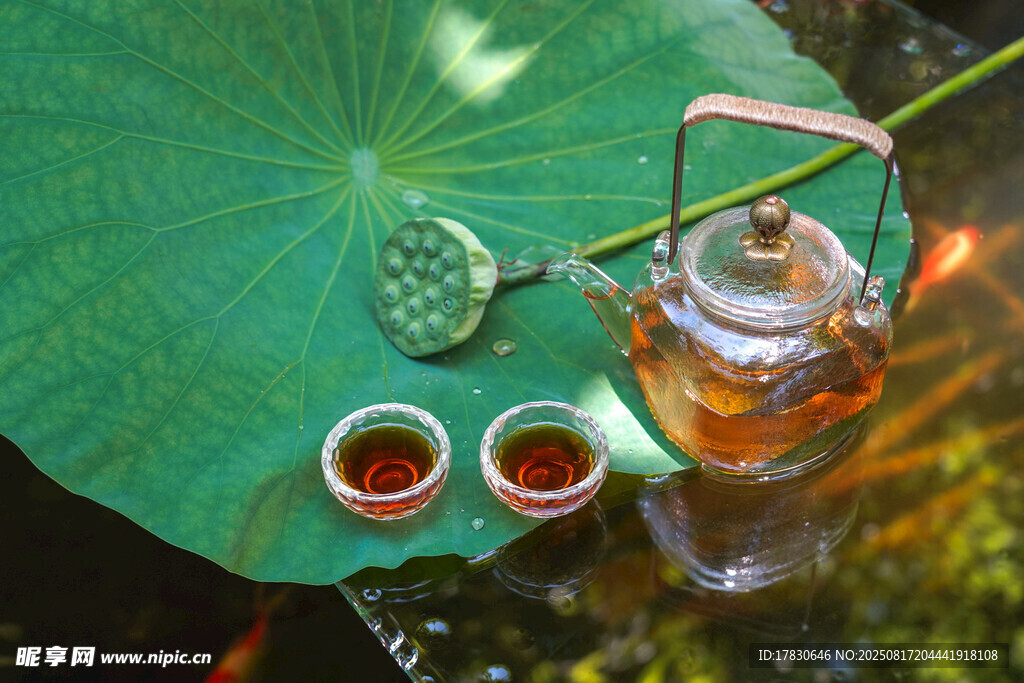荷叶上的中式茶饮雅趣