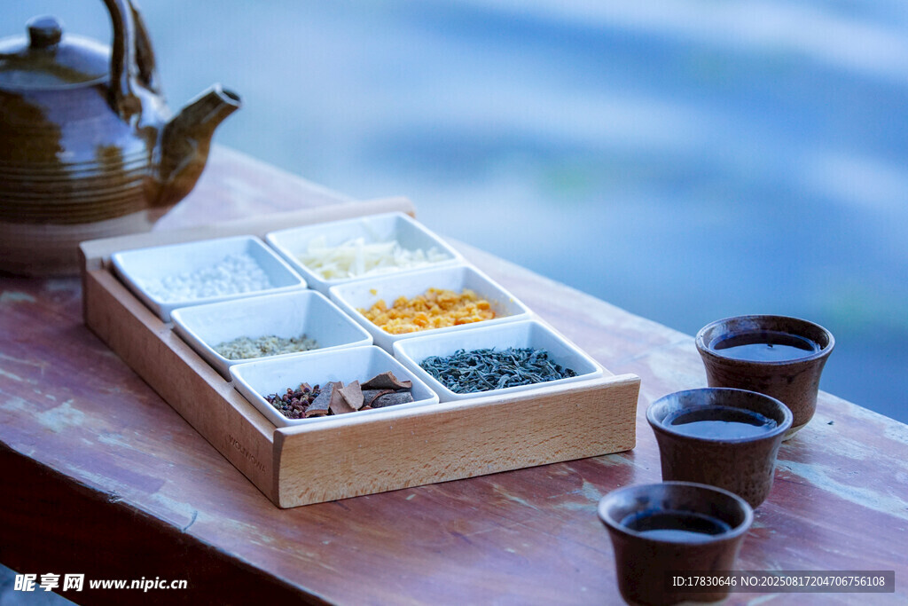 精致茶具与多样茶叶展示