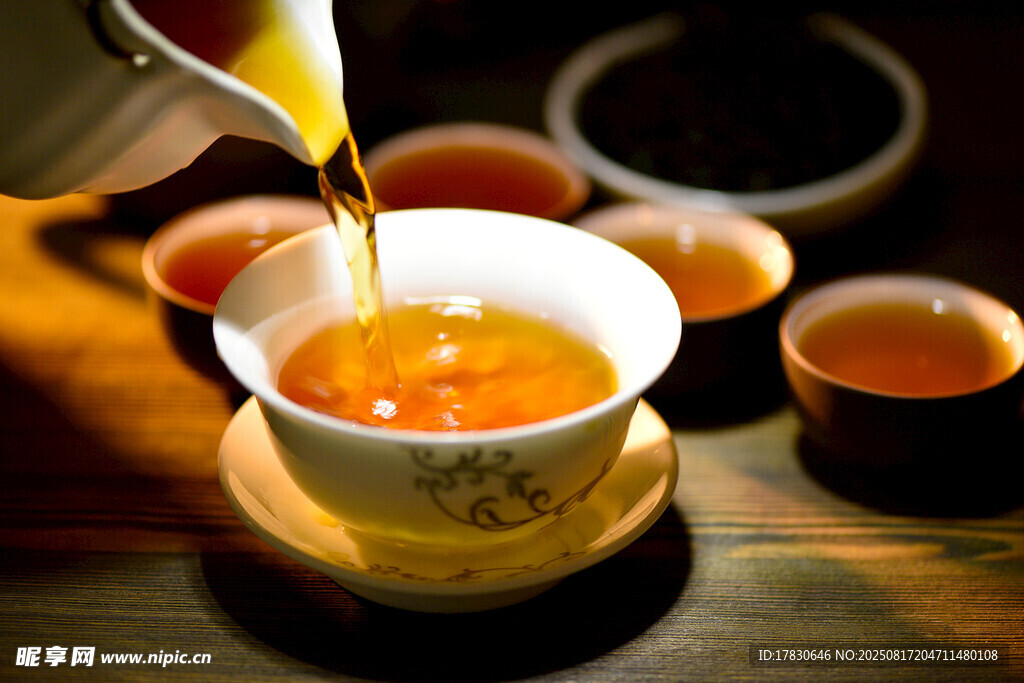 茶汤倾入精美茶杯瞬间