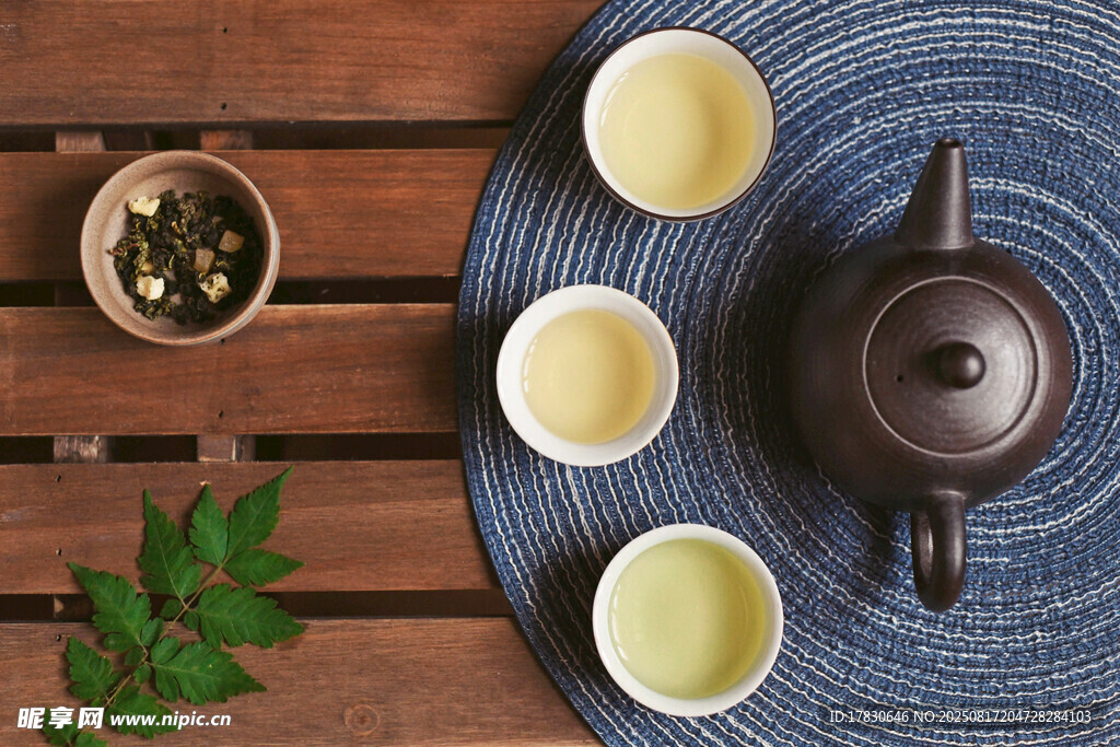 中式茶具与清茶摆拍