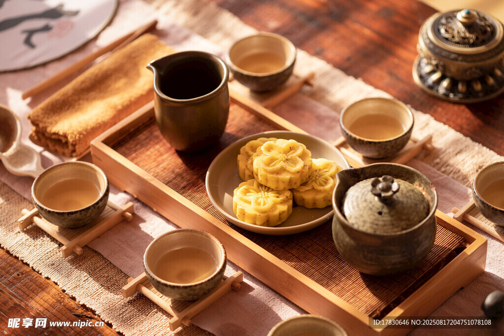 中式茶具与点心雅致组合