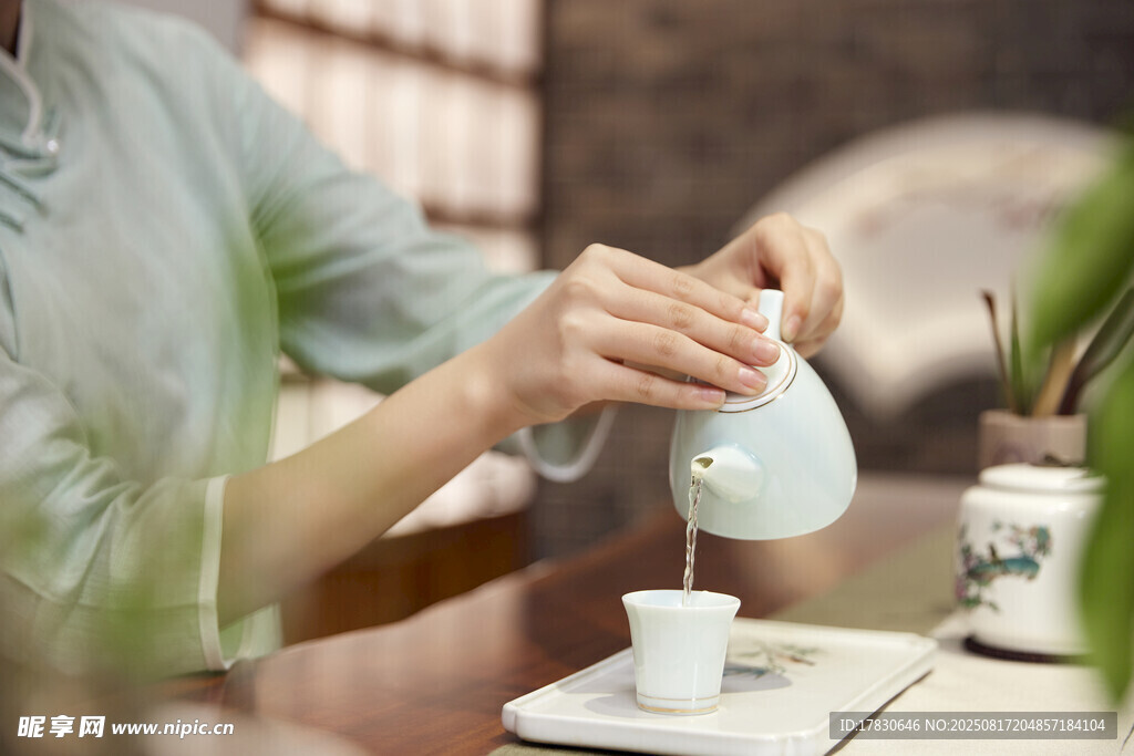女子优雅执壶沏茶