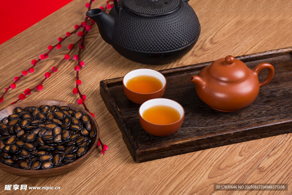 中式茶具与茶饮展示