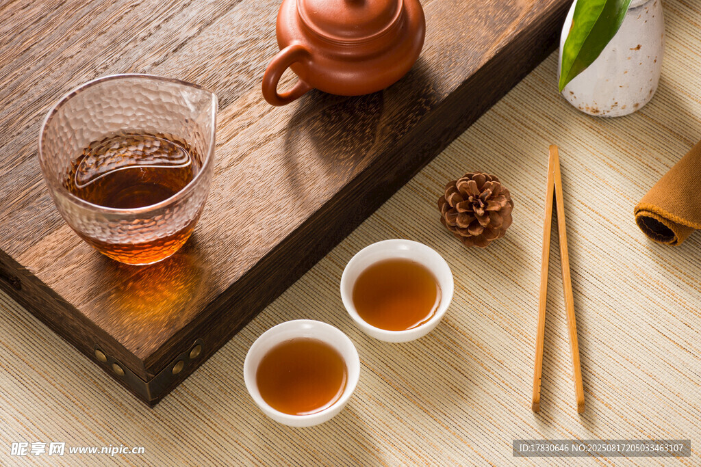 中式茶具与茶饮场景展示