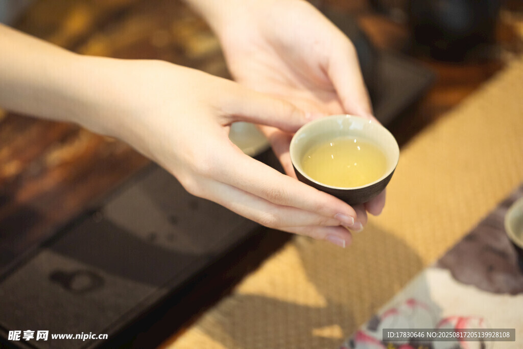 双手捧杯品茶瞬间