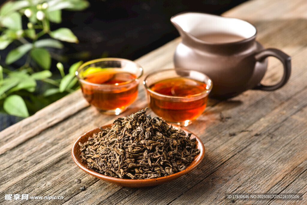 木制茶桌上的茶香时光