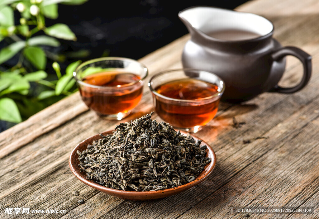 木制桌上的茶叶与茶具