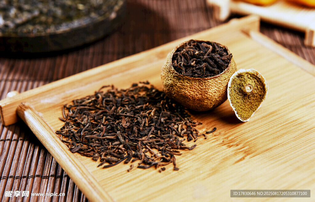 木制茶具上的散装茶叶