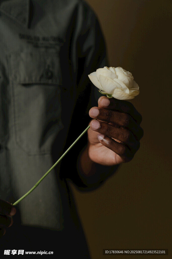 手持白花的人物特写