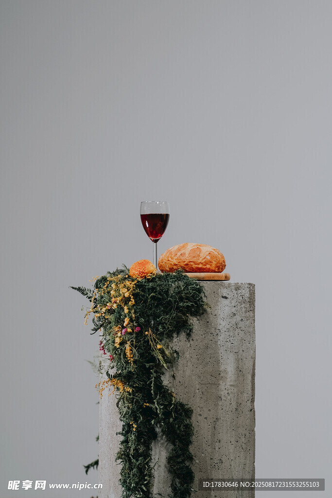 混凝土上的美酒与花卉装饰