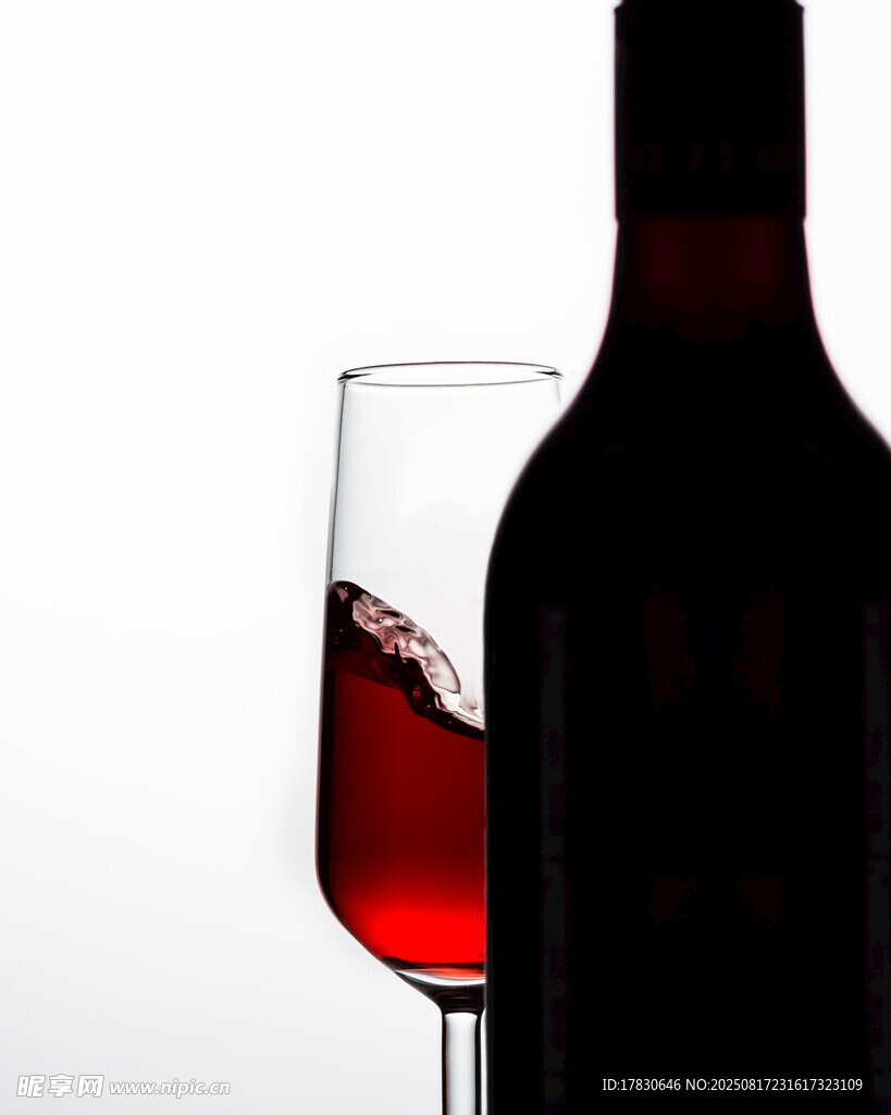 红酒瓶与酒杯的优雅组合
