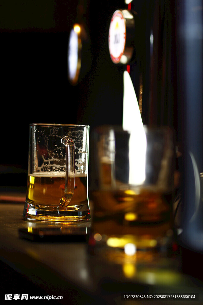 酒吧台上的威士忌酒杯