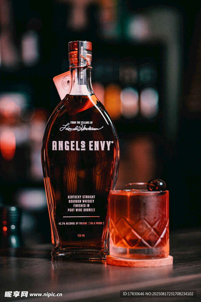 精致威士忌酒瓶与酒杯