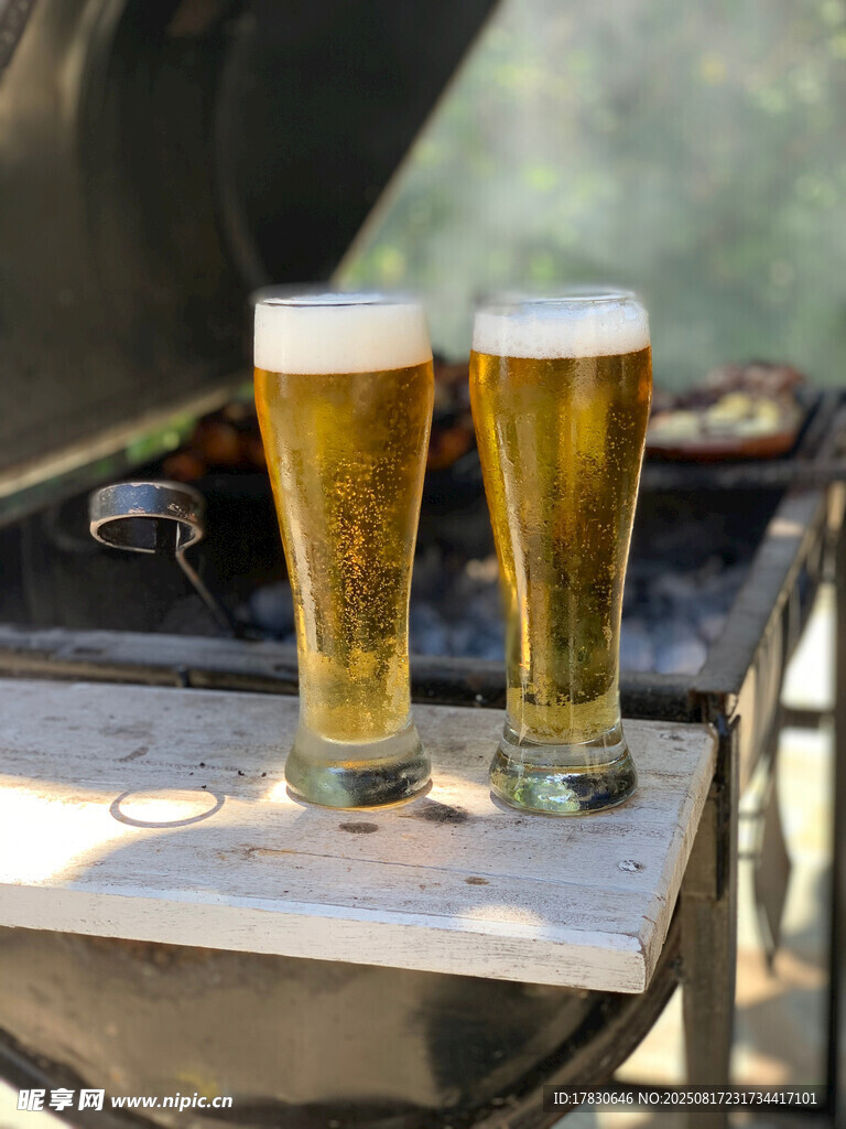 两杯金黄啤酒置于桌台