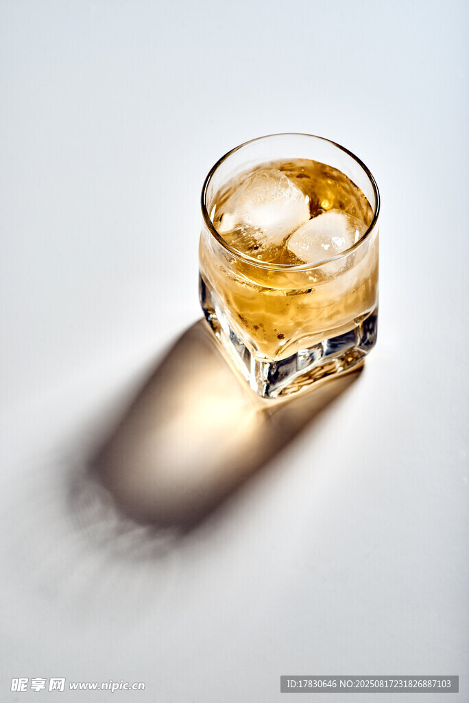 加冰威士忌酒杯特写