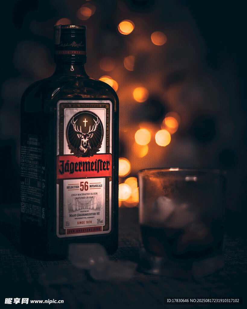 夜晚中的威士忌与酒杯