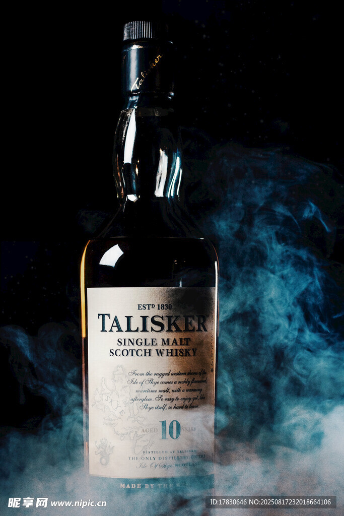 烟熏氛围中的泰斯卡10年威士忌