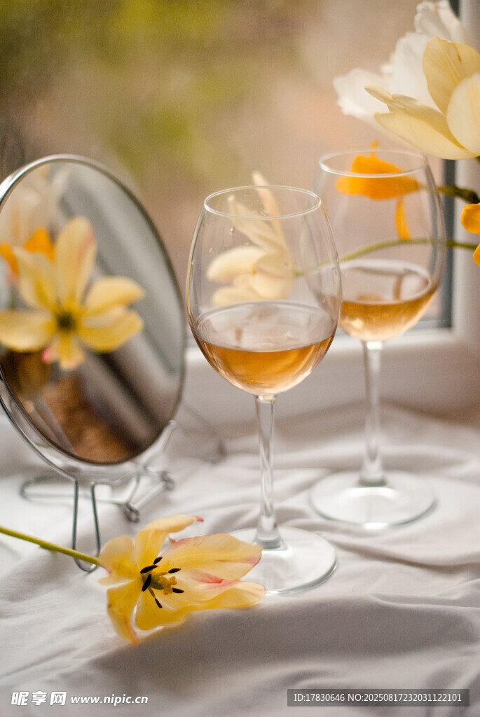 优雅餐桌旁的美酒与鲜花