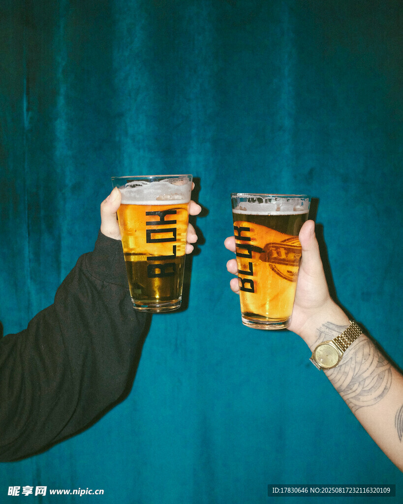 举杯共饮啤酒时刻