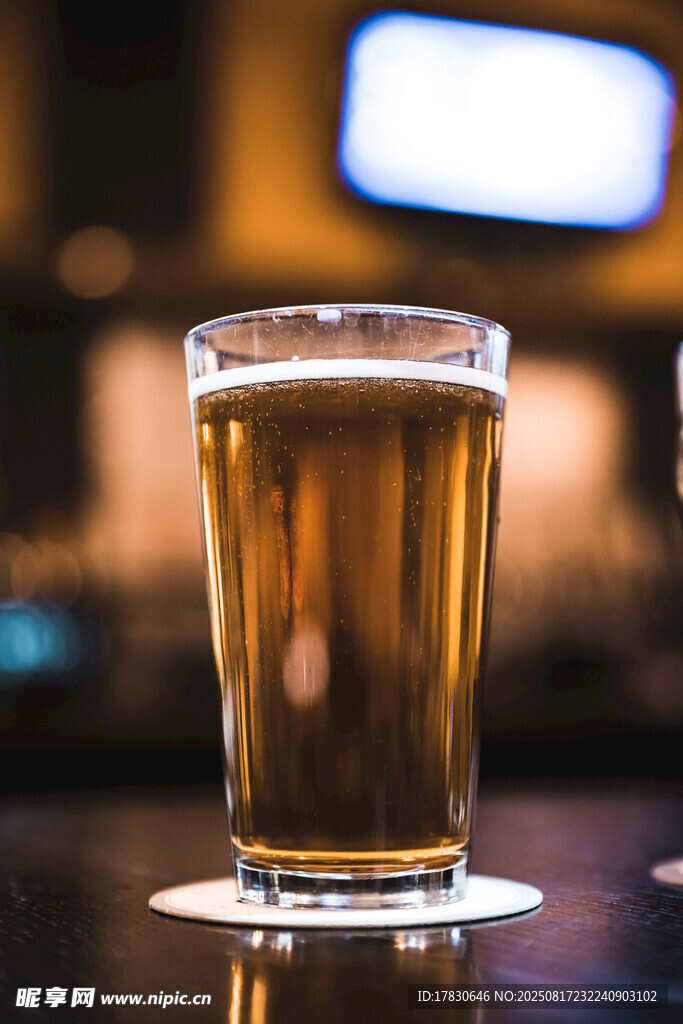 一杯醇香啤酒置于桌面