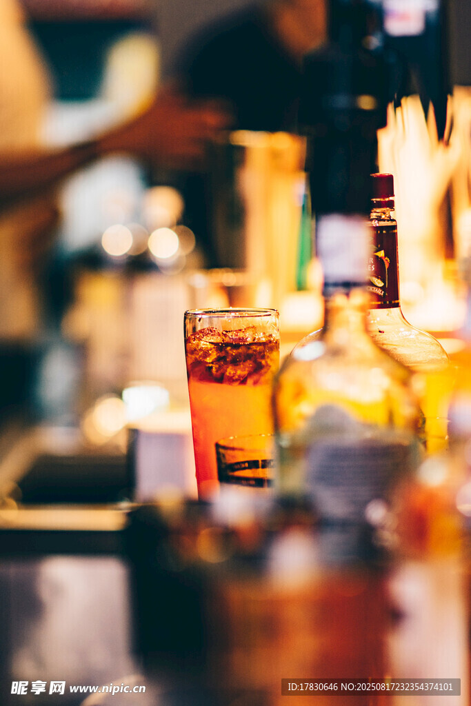 酒吧台的多彩饮品