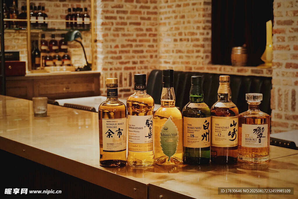 吧台陈列的多样威士忌酒