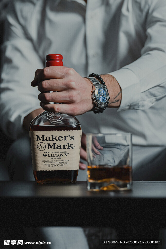 男士手持威士忌酒瓶与酒杯