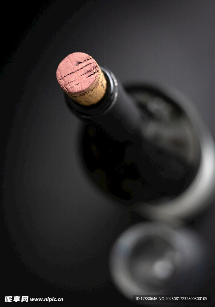 红酒瓶与瓶塞特写