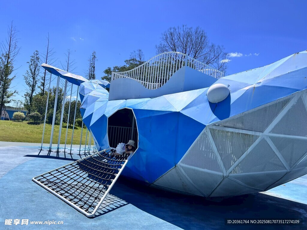 蓝白飞机造型建筑外观