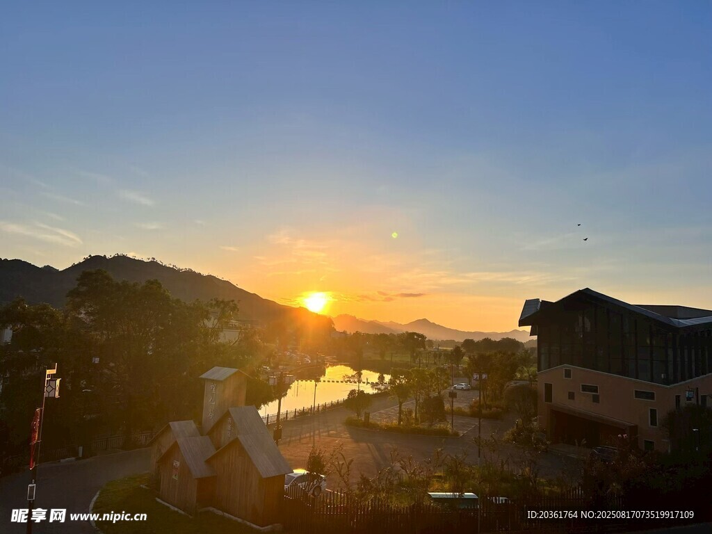 夕阳下的山水城镇美景